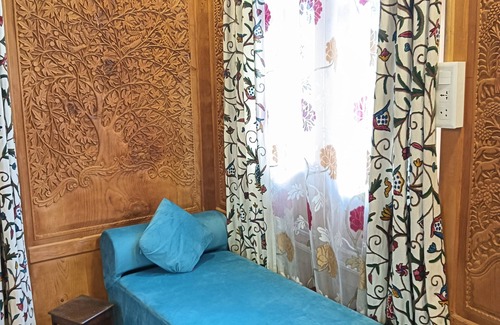Dal Lake Boat Rental | Golden Crest Houseboats
