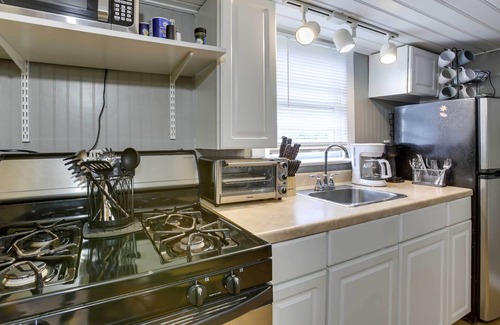 Golden Meadow Cabin | Golden Meadow Getaway: Patio, Grill, and Kayaks!