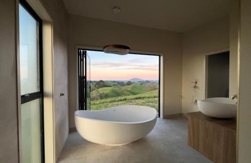 Otorohanga Villa | Golden Ridge Retreat