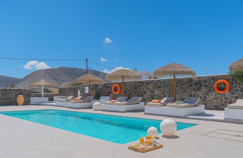 Agia Paraskevi House | Golden Sunrise Suites - Santorini Pool Bliss Suite