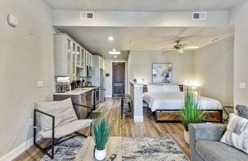 Downtown Salt Lake City Apartment | Golf Simulator Delta Salt Palace Gym King Bed