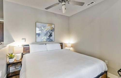 Downtown Salt Lake City Apartment | Golf Simulator Delta Salt Palace Gym King Bed