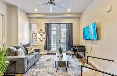 Downtown Salt Lake City Apartment | Golf Simulator Delta Salt Palace Gym King Bed