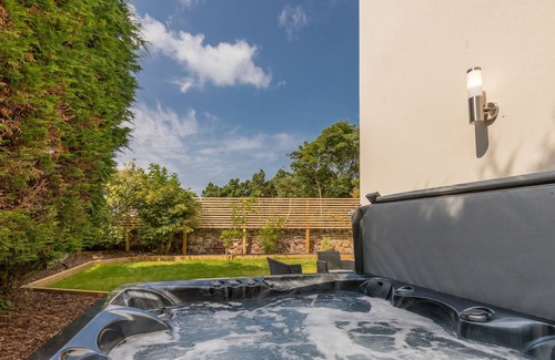 Musselburgh Apartment | Golf View Garden Apartment with Hot Tub