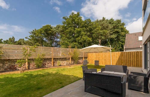 Musselburgh Apartment | Golf View Garden Apartment with Hot Tub