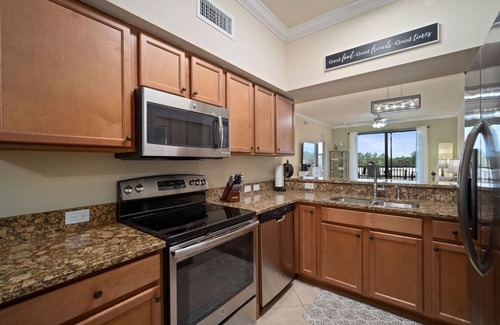 Bradenton Condo | Golfer's Paradise! Golf, Tennis, Swimming, Dining, Shopping & Beaches Close By