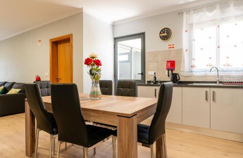 Lombo do Doutor House | Goncalves House - AC and private parking