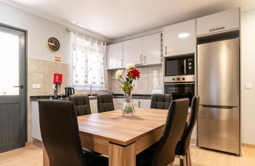 Lombo do Doutor House | Goncalves House - AC and private parking