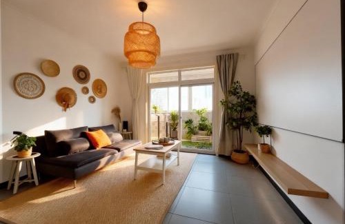 Weiyang Apartment | Gongxi Home Plus ,beside metro station, 3 stop to bell tower, 6stop to xi'an bei station, 2 100 inch projection free trial service