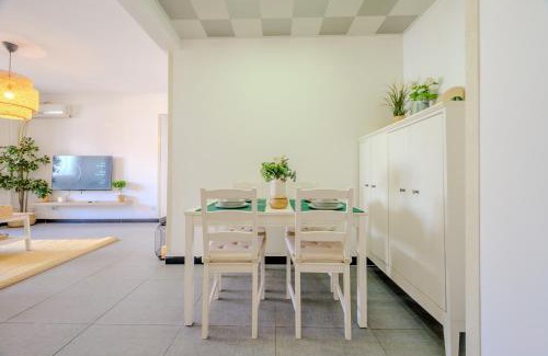 Weiyang Apartment | Gongxi Home Plus ,beside metro station, 3 stop to bell tower, 6stop to xi'an bei station, 2 100 inch projection free trial service