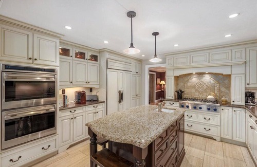 Walpole House | Gorg 6KSF w lrg pool, sleeps 12, 4.5 baths, rec room w bar, pool table & gym.