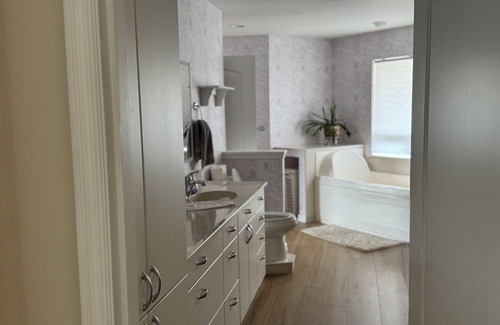 West End Apartment | Gorgeous 2-bedroom view apartment in University Place