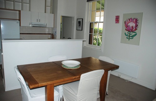 Kew Apartment | Gorgeous 2 Bedroom apartment in Historic Willsmere - with pool and pet friendly