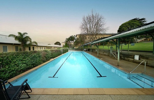 Kew Apartment | Gorgeous 2 Bedroom apartment in Historic Willsmere - with pool and pet friendly