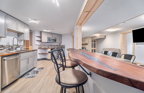 Drayton Plains Apartment | GoRgEoUs 2b/2b Lakefront Apt w/Sauna! Boats Galore, patio, HUGE waterfront yard!