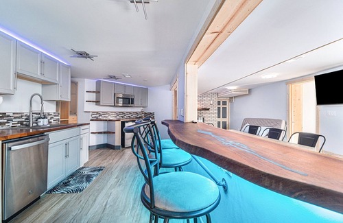 Drayton Plains Apartment | GoRgEoUs 2b/2b Lakefront Apt w/Sauna! Boats Galore, patio, HUGE waterfront yard!