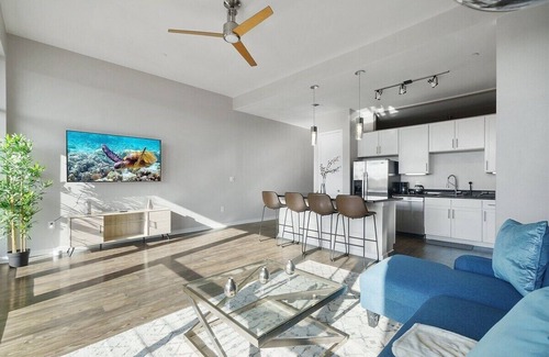 Dawson Apartment | Gorgeous 2B on South Congress w/Pool, Gym