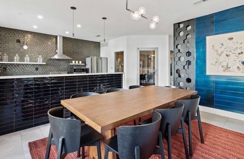 Dawson Apartment | Gorgeous 2B on South Congress w/Pool, Gym