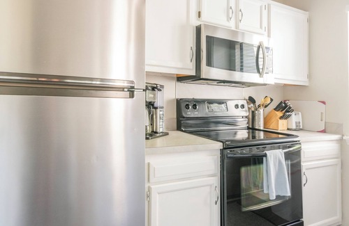 Raintree House | Gorgeous 2bd 1.5ba Townhome on Golf Course. 2 Queen beds and a sleeper sofa.