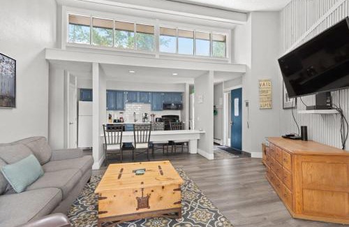 Peak 8 House | Gorgeous 2BR Home In Town Minutes from Skiing