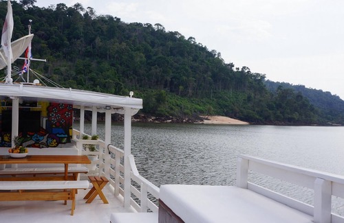 Alter do Chao Cabin | Gorgeous converted fishing vessel in Alter do Chao