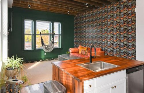 East Walnut HIlls Apartment | Gorgeous Gem in Heart of Hills