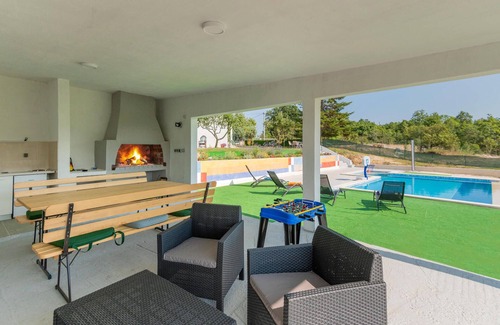 Imotski House | Gorgeous home in Vinjani Gornji