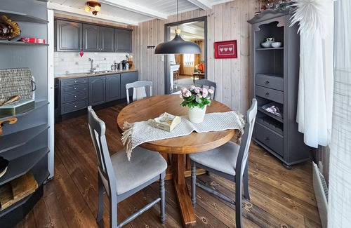 Tinn House | Gorgeous home in Rjukan with kitchen