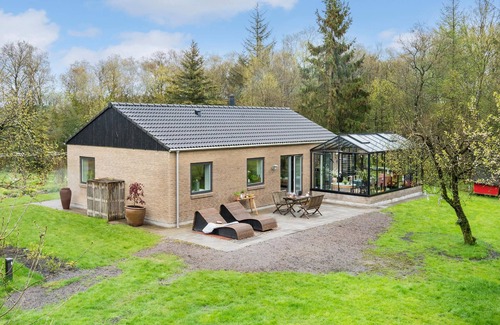 Vorbasse House | Gorgeous home in Vorbasse with kitchen