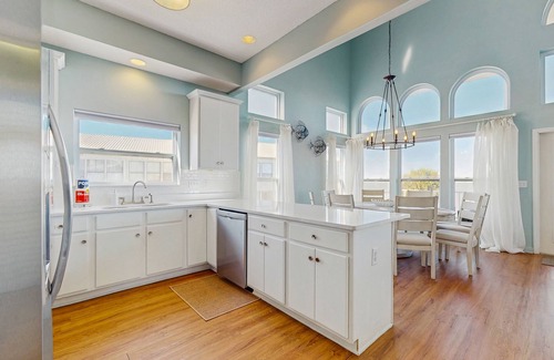 Fairhope House | Gorgeous Home Right on the Bay w/Central AC, Balcony, and Free WiFi