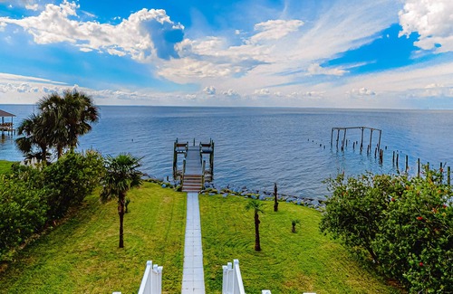 Fairhope House | Gorgeous Home Right on the Bay w/Central AC, Balcony, and Free WiFi