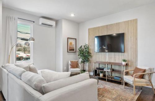 East Hill House | Gorgeous Home Rooftop Deck 3 Bdrs 3 Baths