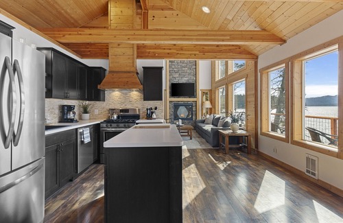 Leavenworth House | Gorgeous Lake house with private dock and Hot tub!