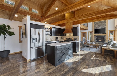 Leavenworth House | Gorgeous Lake house with private dock and Hot tub!