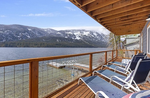 Leavenworth House | Gorgeous Lake house with private dock and Hot tub!