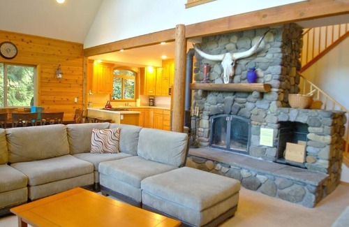 Maple Falls House | Gorgeous Lakefront Cabin