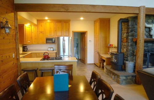 Maple Falls House | Gorgeous Lakefront Cabin