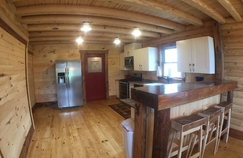 Fairfield House | Gorgeous Log Home-Sleeps 12!