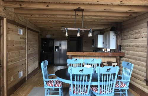 Fairfield House | Gorgeous Log Home-Sleeps 12!