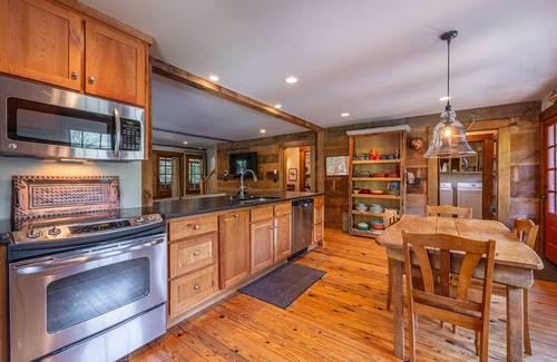 Clayton Cabin | Gorgeous Mtn. View, 1920 Timpson Creek School House. Near Lake Burton