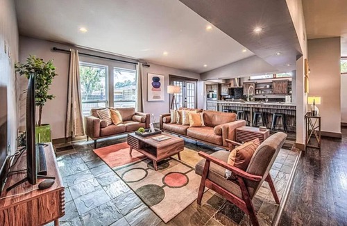 Westbury House | GORGEOUS POOL HOME IN THE HEART OF HOUSTON’S TOP TOURIST SPOTS! BEST LOCATION!!