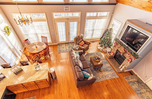 Morris Chapel Cabin | Gorgeous River Cabin King Beds Hot Tub Kayaks Fire Pit.