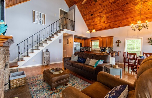 Morris Chapel Cabin | Gorgeous River Cabin King Beds Hot Tub Kayaks Fire Pit.