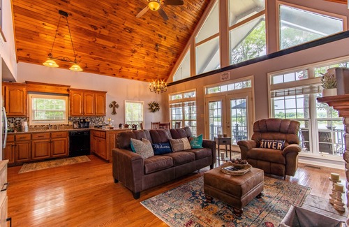 Morris Chapel Cabin | Gorgeous River Cabin King Beds Hot Tub Kayaks Fire Pit.