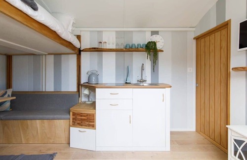 West Wittering Apartment | Gorgeous Shepherds Hut - Walk to Beach & Pub