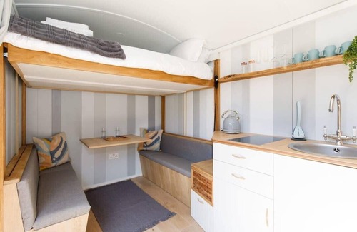 West Wittering Apartment | Gorgeous Shepherds Hut - Walk to Beach & Pub