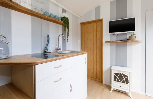 West Wittering Apartment | Gorgeous Shepherds Hut - Walk to Beach & Pub