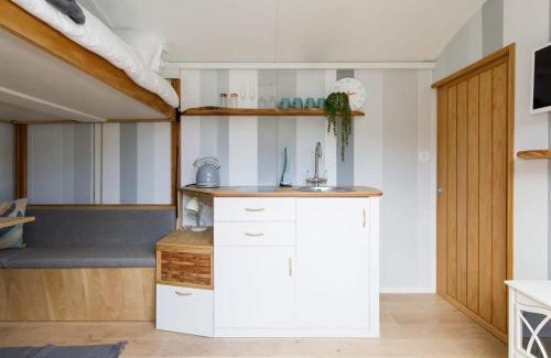 West Wittering House | Gorgeous Shepherds Hut - Walk to Beach & Pub