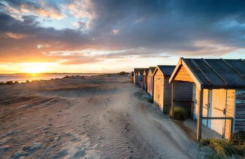 West Wittering House | Gorgeous Shepherds Hut - Walk to Beach & Pub