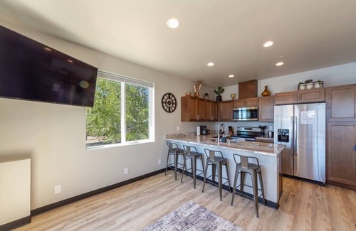 Valley House | Gorgeous Triplex Unit With Spectacular Lake Views!